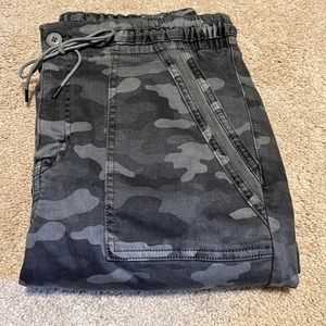 American Eagle woman’s camo jogger